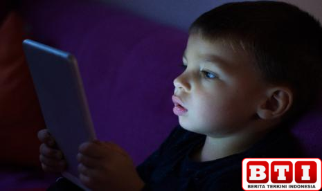 screen-time-berlebihan-bisa-hambat-kemampuan-bahasa-anak