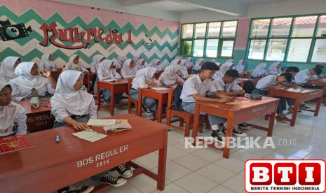 siswa-bertambah-banyak-sekolah-kekurangan-meja-kursi-mendadak-perbaiki-yang-rusak