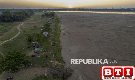 sungai-batanghari-mengering-akibat-kemarau