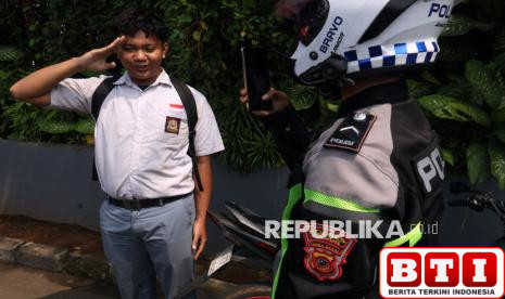 terjaring-operasi-patuh-lodaya-pelajar-dihukum-menyanyikan-lagu-indonesia-raya