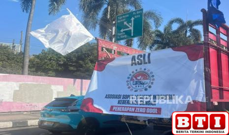 tolak-ruu-odol-ratusan-sopir-truk-blokade-jalan-medan-merdeka-selatan