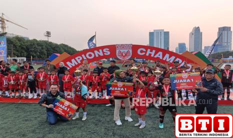 tontowi-ahmad-suka-sepak-bola-karena-anak-tafc-juara-di-durava-liga-anak-indonesia-by-inaspro