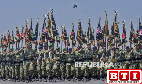 27384-prajurit-dari-tiga-matra-tni-ikuti-gelar-pasukan-operasional-dan-kehormatan-militer