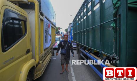 asosiasi-pengemudi-logistik-instruksikan-anggota-kibarkan-bendera-merah-putih-bukan-one-piece