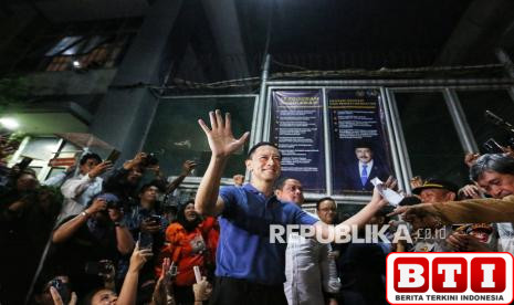 bebas-dari-tahanan-tom-lembong-disambut-sukacita-pendukungnya