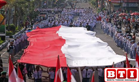 bendera-merah-putih-raksasa-membentang-di-alun-alun-temanggung