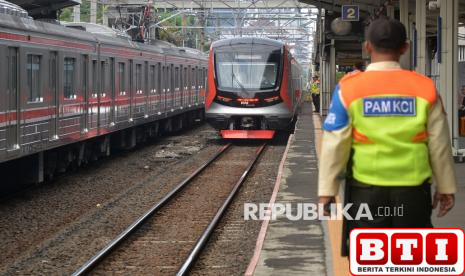 commuter-line-anjlok-di-jakarta-kota-kai-minta-maaf