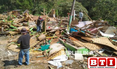 ditertibkan-petugas-puluhan-kios-pedagang-di-ciater-subang-rata-dengan-tanah