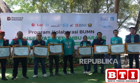 dukung-ekosistem-pantai-8-bumn-tanam-ribuan-bibit-terumbu-karang-di-banyuwangi