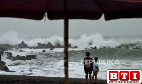 gelombang-tinggi-akibat-siklon-90s-terjang-pantai-selatan-diy-nelayan-takut-melaut