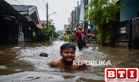 hujan-deras-permukiman-warga-di-tangsel-terendam-banjir