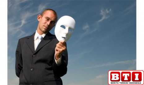 janji-manis-orang-munafik-kepada-saudaranya-yang-kafir