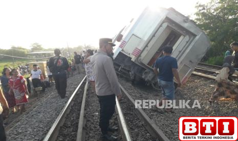 kaargo-bromo-anggrek-anjlok-di-stasiun-pegaden-baru-subang