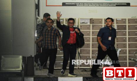 lambaian-tangan-hasto-usai-resmi-bebas-dari-tahanan