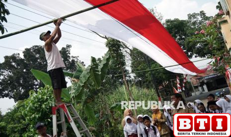 mau-pasang-bendera-pln-ingatkan-jarak-minimal-3-meter-dari-jaringan-listrik