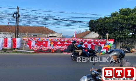 pedagang-bendera-musiman-di-bandung-barat-sering-ditanya-bendera-one-piece-oleh-pembeli