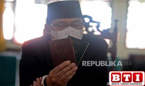 penghulu-di-pasaman-rela-berenang-seberangi-sungai-deras-demi-nikahkan-warga