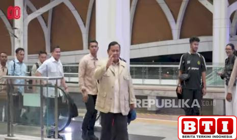 perdana-prabowo-naik-kereta-cepat-whoosh-dari-halim-ke-bandung