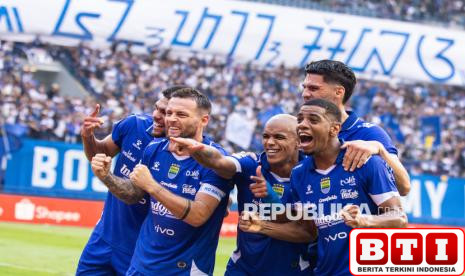 persib-bandung-kalahkan-semen-padang-dengan-skor-2-0