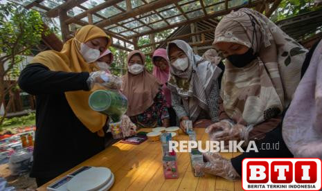 puluhan-ibu-ibu-belajar-pemanfaatan-limbah-rumah-tangga