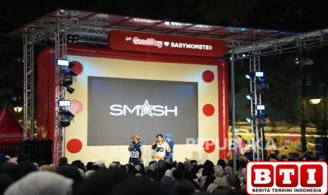 ratusan-pecinta-k-pop-dan-komunitas-di-jabar-antusias-datang-ke-k-pop-up-yang-hadirkan-grup-smash