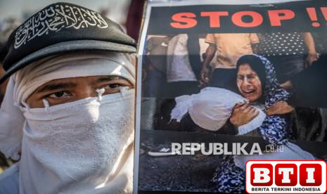 ribuan-massa-gelar-aksi-bela-palestina-di-monas