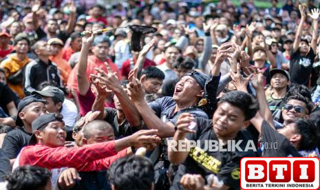 ribuan-warga-hadiri-tradisi-sebaran-apem-yaqowiyu-3