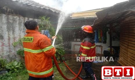 rumah-dua-lantai-di-bandung-barat-hangus-terbakar-pemilik-rugi-rp-250-juta