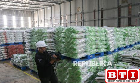 satgas-pangan-polri-temukan-pelanggaran-standar-mutu-di-pabrik-produksi-beras-pt-pim