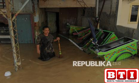 selasa-pagi-16-rt-di-jakarta-timur-terendam-banjir-akibat-luapan-sungai-ciliwung