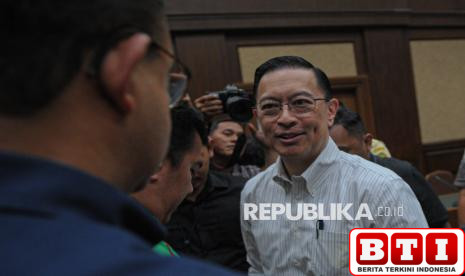 tim-hukum-thomas-lembong-laporkan-tiga-hakim-tipikor-ke-ma