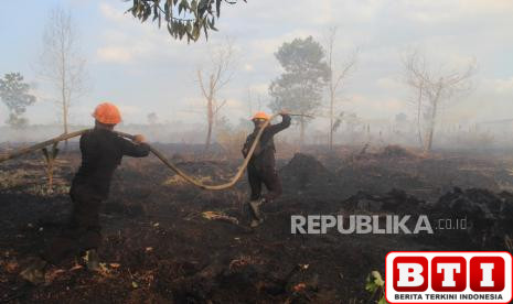 tinjau-penanganan-karhutla-di-kalbar-kapolri-klaim-titik-api-terus-menurun