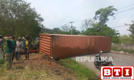 truk-terguling-diduga-jadi-penyebab-munculnya-busa-di-sungai-cimeta