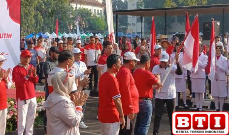 wali-kota-depok-canangkan-gerakan-pembagian-bendera-merah-putih